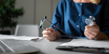 Жители Новосибирской области получили новые бесплатные услуги по ОМС