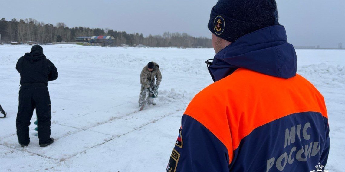 Новосибирские спасатели начали подготовку к крещенским купаниям