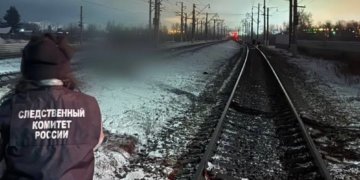 Грузовой поезд сбил мужчину и двоих детей в Сибири