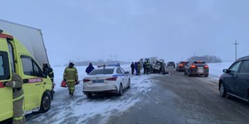 В Болотнинском районе легковушка столкнулась с двумя грузовиками — погибла пассажирка