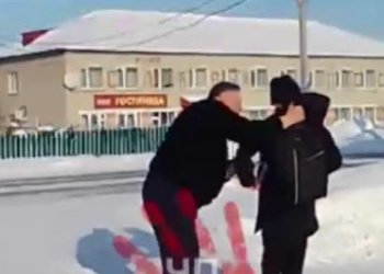 Водитель автобуса набросился на подростка в Новосибирской области: начата проверка