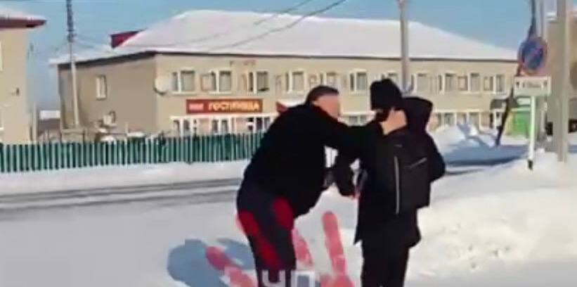 Водитель автобуса набросился на подростка в Новосибирской области: начата проверка