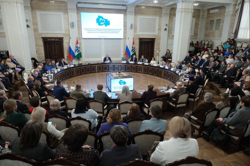 Андрей Травников поставил новые задачи в сфере соцподдержки на 2026 год