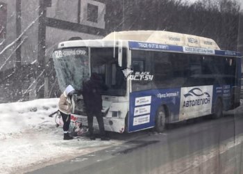 На Толмачёвском шоссе грузовик спровоцировал ДТП с пассажирским автобусом