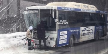 На Толмачёвском шоссе грузовик спровоцировал ДТП с пассажирским автобусом