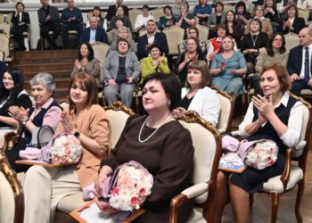 Андрей Травников наградил победителей конкурса «Сельский учитель Новосибирской области и Беловодского района ЛНР»