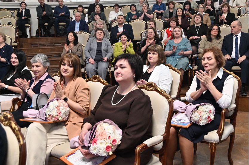 Андрей Травников наградил победителей конкурса «Сельский учитель Новосибирской области и Беловодского района ЛНР»