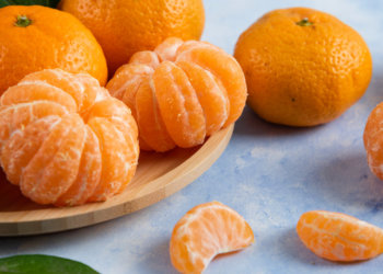 Россиянка чуть не умерла после попытки проглотить мандарин полностью