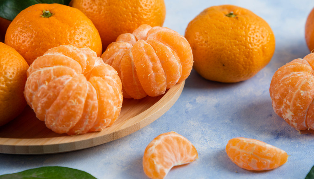 Россиянка чуть не умерла после попытки проглотить мандарин полностью