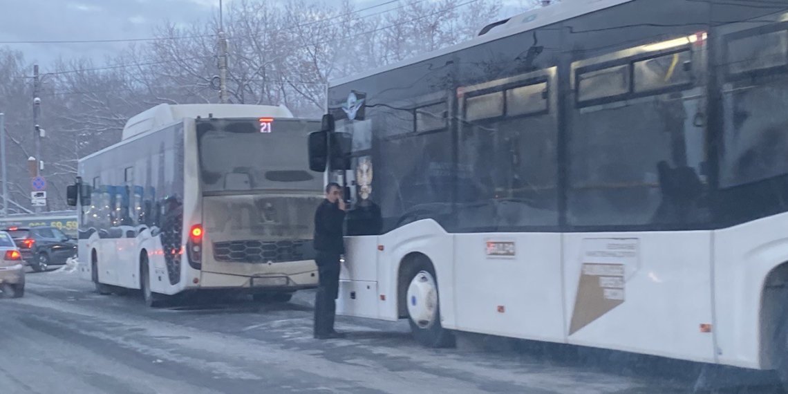 Высадили прямо на мороз: из-за аварии на Большевистской в Новосибирске водители автобусов отказались везти пассажиров