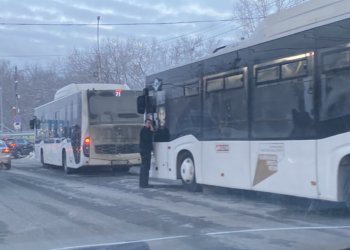 Высадили прямо на мороз: из-за аварии на Большевистской в Новосибирске водители автобусов отказались везти пассажиров