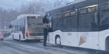 Высадили прямо на мороз: из-за аварии на Большевистской в Новосибирске водители автобусов отказались везти пассажиров