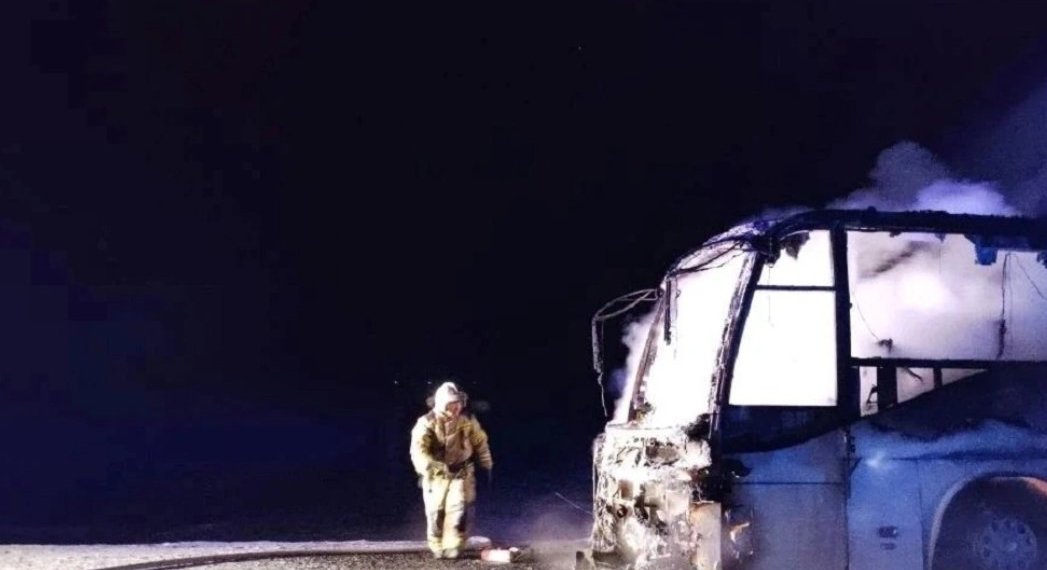 Автобус с 22 пассажирами загорелся на трассе в Алтайском крае