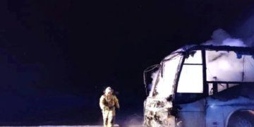 Автобус с 22 пассажирами загорелся на трассе в Алтайском крае
