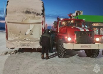 Пассажирский автобус из Казахстана в Новосибирск сломался на трассе в лютый мороз