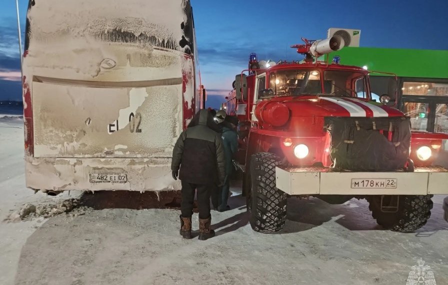 Пассажирский автобус из Казахстана в Новосибирск сломался на трассе в лютый мороз