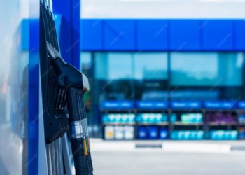 ФАС попросили проверить цены на воду и продукты на АЗС