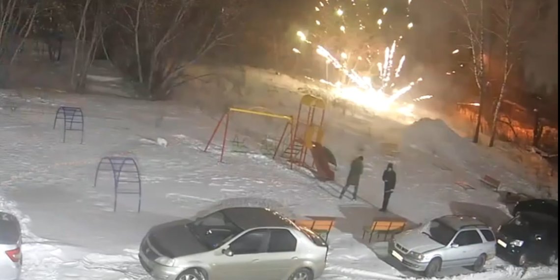 Чудом не пострадали: в Новосибирске фейерверк едва не попал в женщину с ребёнком