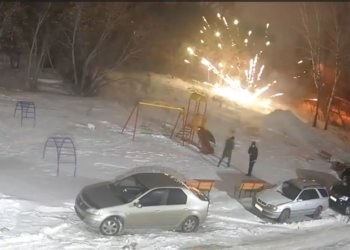 Чудом не пострадали: в Новосибирске фейерверк едва не попал в женщину с ребёнком