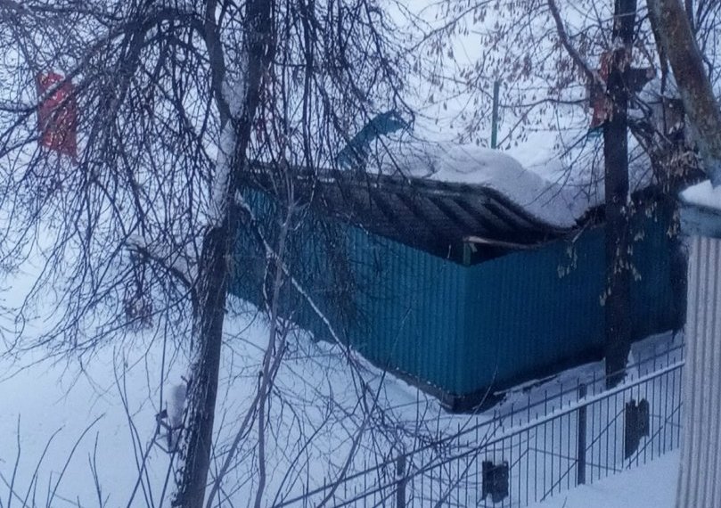 В детском саду под Новосибирском из-за снега обрушилась крыша беседки