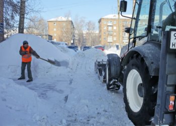 Снег с крыш: контроль за уборкой усилили власти в Новосибирске