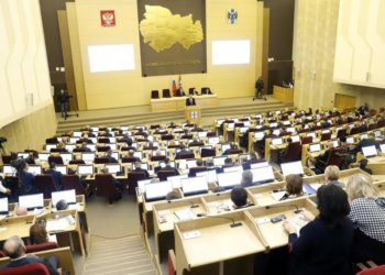 Депутаты единогласно утвердили отчёт Андрея Травникова о работе правительства за 2025 год