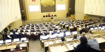 Депутаты единогласно утвердили отчёт Андрея Травникова о работе правительства за 2025 год