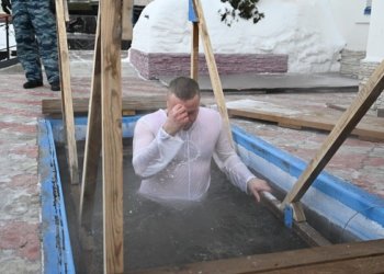 Более 300 осуждённых смыли грехи в крещенских купелях в Новосибирской области