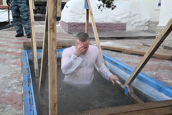 Более 300 осуждённых смыли грехи в крещенских купелях в Новосибирской области