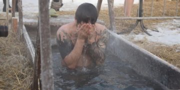 Минздрав Новосибирской области назвал заболевания, при которых опасно купаться в крещенской купели