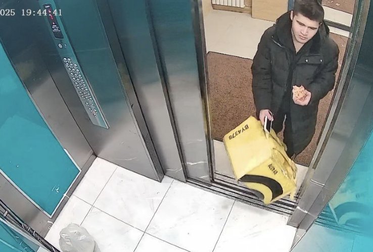 «Хотел передать консьержу»: курьер «Яндекс Еды» в Новосибирске объяснил, зачем взял чужой пакет из лифта