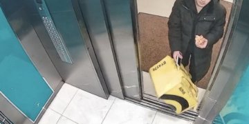 В Новосибирске курьер украл легинсы и свитер