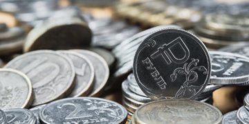 Юрист рассказала, в каких случаях пенсионеру придётся вернуть государству часть выплат