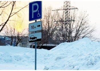 «Парковки для инвалидов завалили снегом — вмешалась полиция: в Академгородке началась проверка»