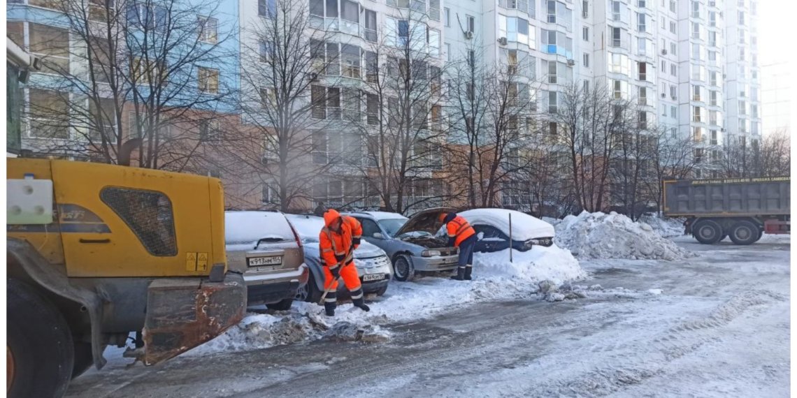 В Госдуме призвали россиян убирать снег во дворах самостоятельно