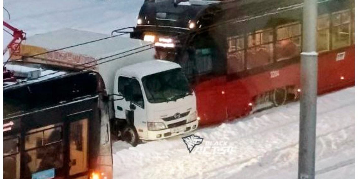 Трамвайное сообщение в Новосибирске «встало» из-за ДТП с грузовичком с мороженым