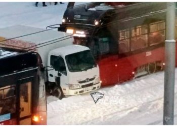 Трамвайное сообщение в Новосибирске «встало» из-за ДТП с грузовичком с мороженым