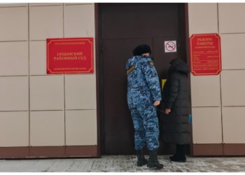 Судебный пристав поймал алиментщицу, когда она пыталась сбежать через окно