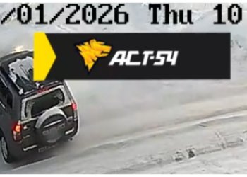 Кроссовер пытался выехать из колеи, но не справился и воткнулся в сугроб