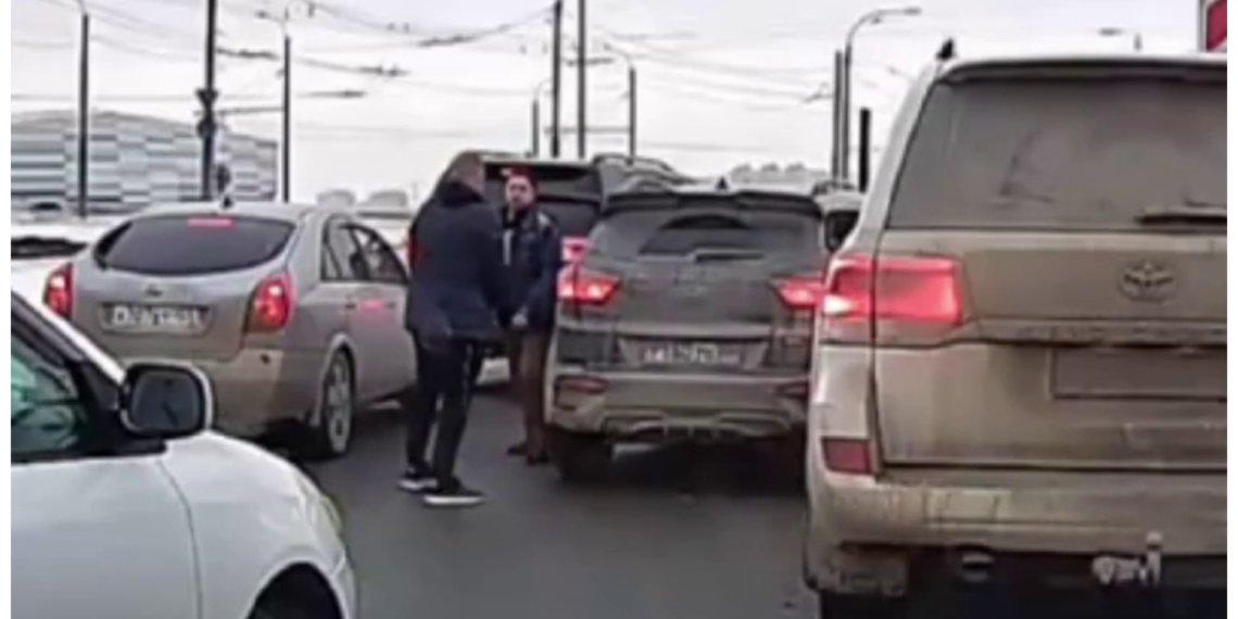 Дорожный конфликт в Омске закончился стрельбой и массовой дракой