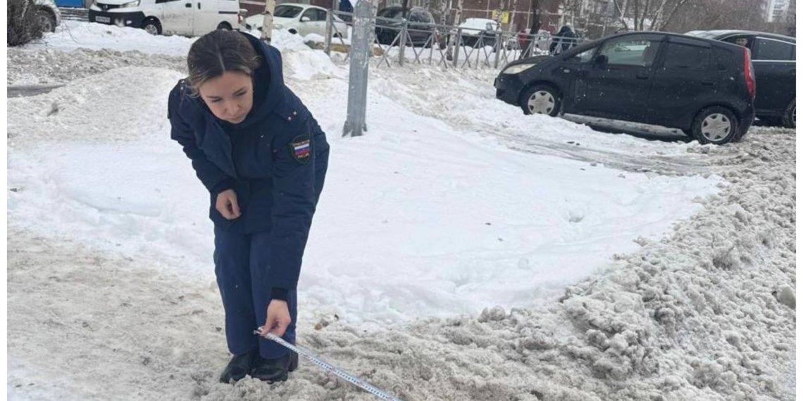 Прокуратура наказала дорожную службу за неочищенный на остановке снег в Новосибирске