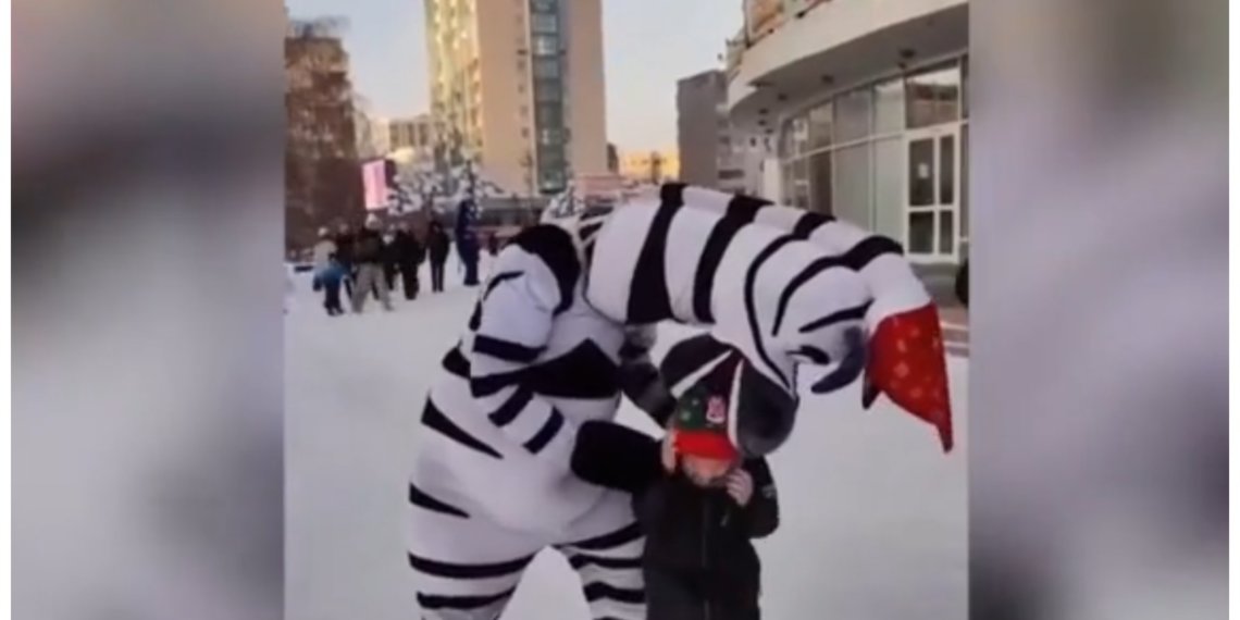 Петухи позвали друзей: мошенники-аниматоры вымогают деньги в центре Новосибирска
