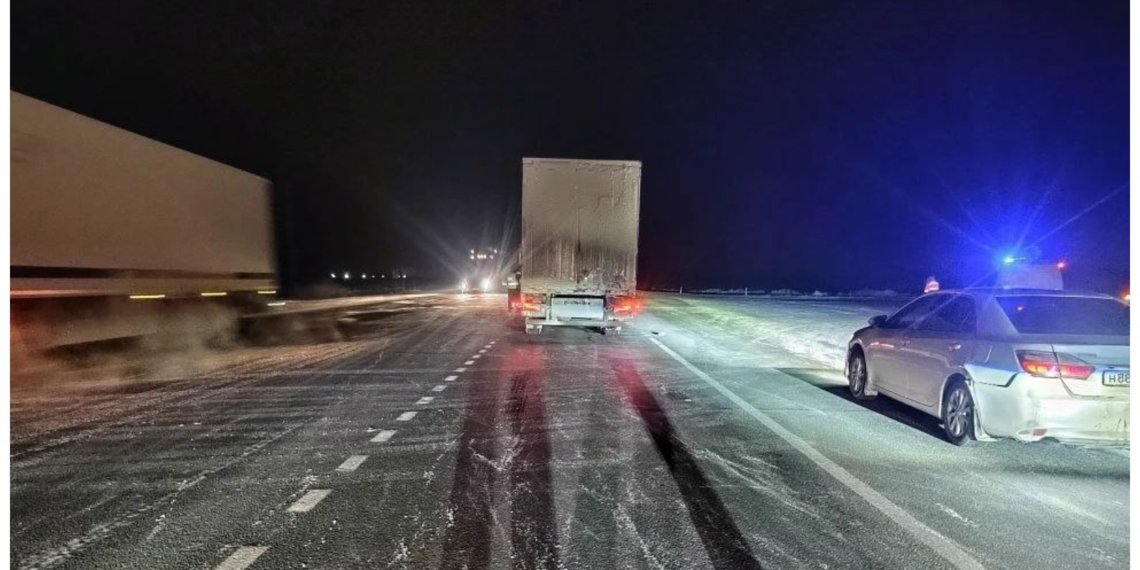 Грузовик насмерть сбил пешехода на трассе в Новосибирской области