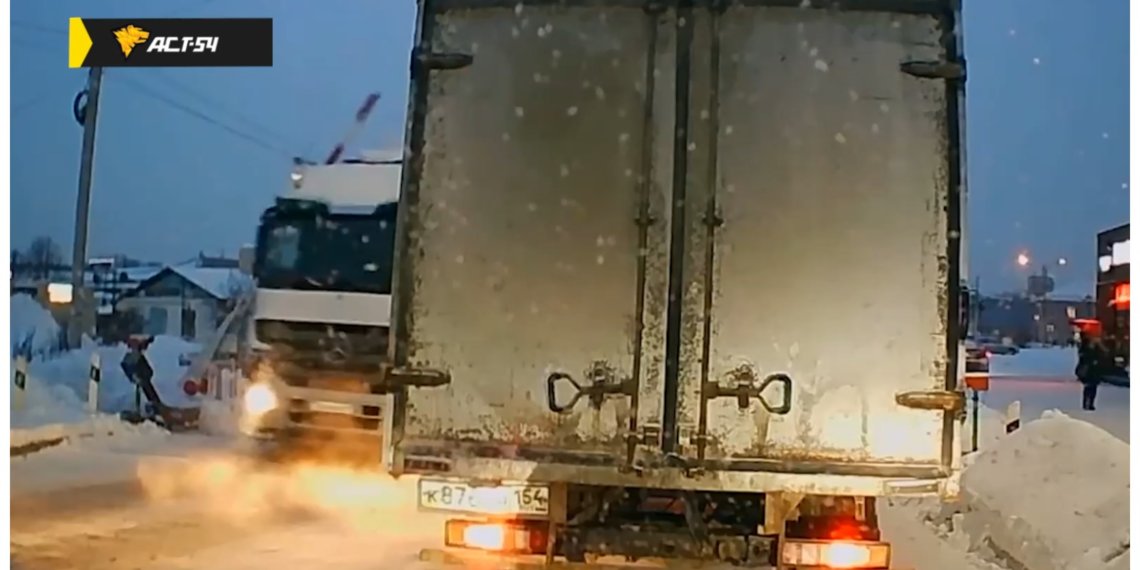 Водитель фуры снёс шлагбаум, чтобы проехать железнодорожный переезд в Новосибирске