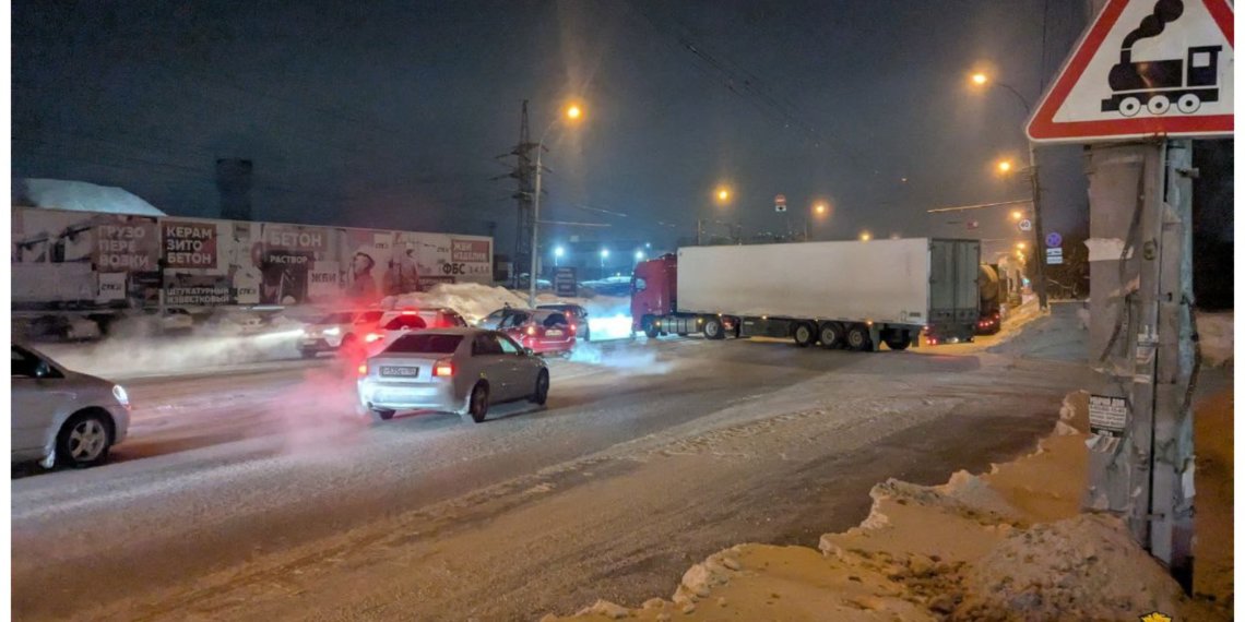 Авария с фурой парализовала дорожное движение на одной из улиц Новосибирска