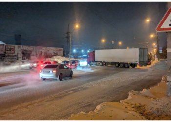 Авария с фурой парализовала дорожное движение на одной из улиц Новосибирска