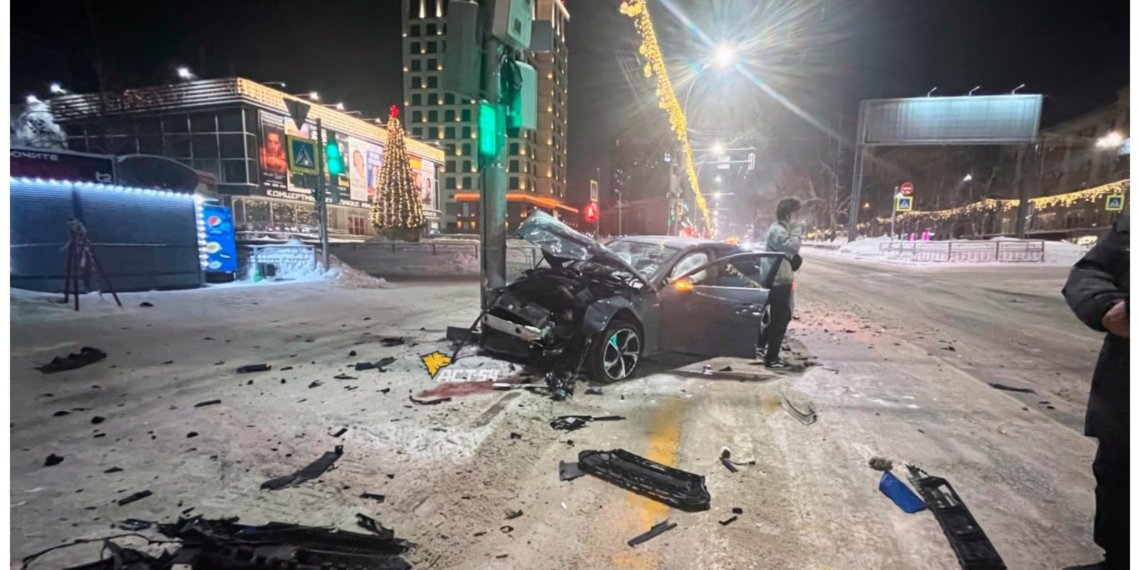 «Всмятку»: два авто столкнулись на ночной улице в Новосибирске