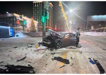 «Всмятку»: два авто столкнулись на ночной улице в Новосибирске