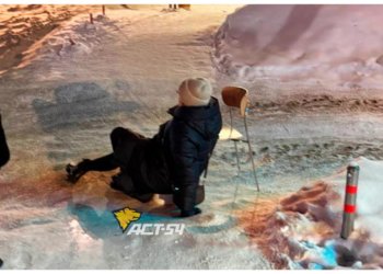 Жительница Новосибирска получила травму из-за обледенелого тротуара