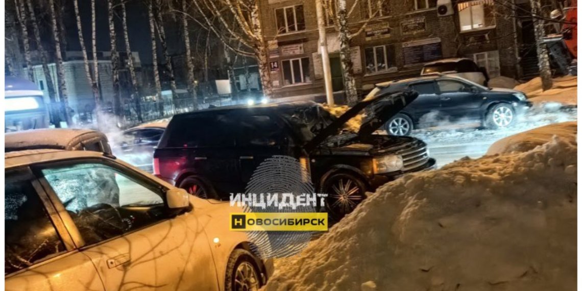 Автомобиль загорелся ночью на левом берегу Новосибирска